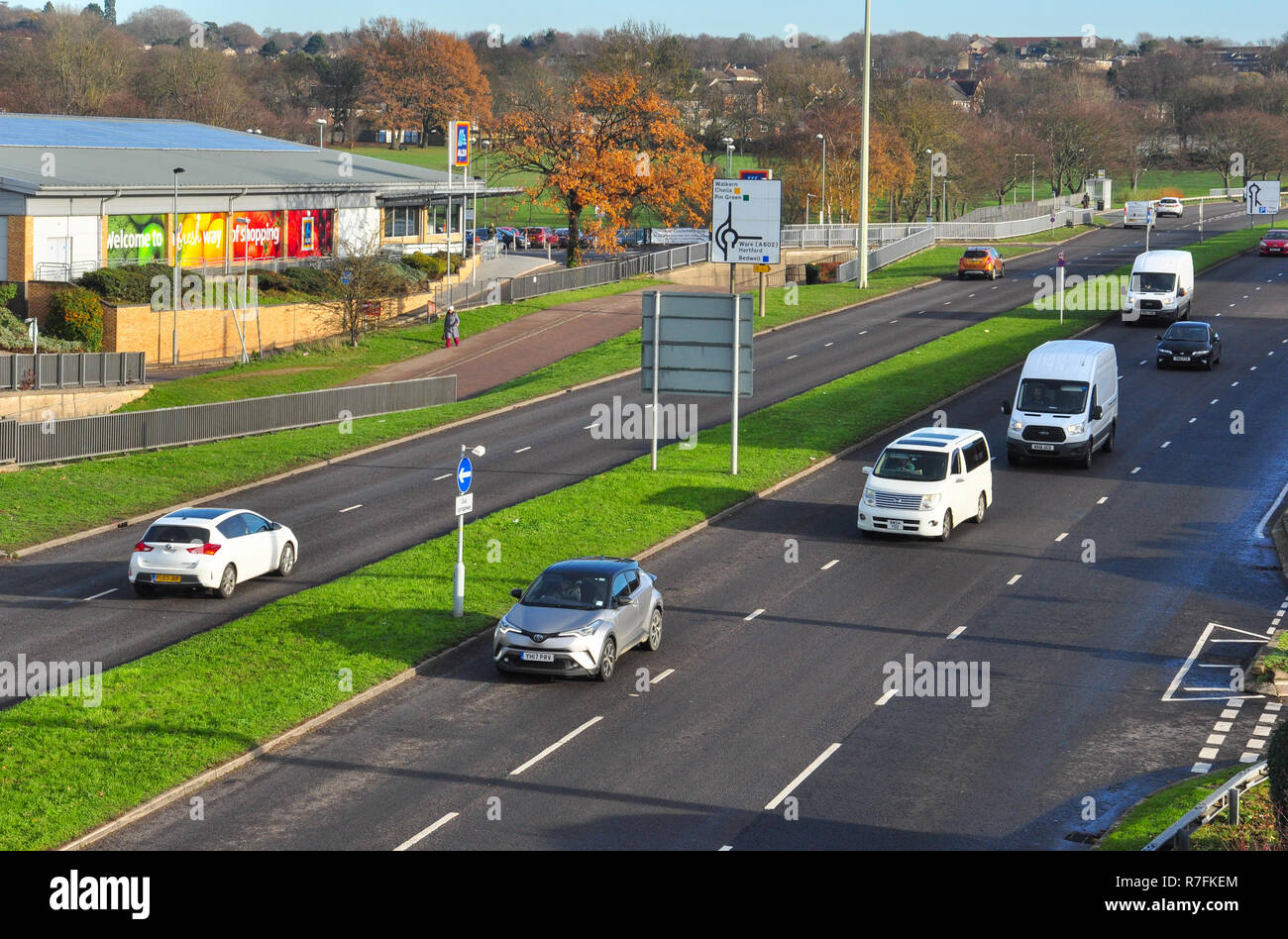 Il traffico su strada urbana a doppia carreggiata, Stevenage, Hertfordshire, Inghilterra, Regno Unito Foto Stock