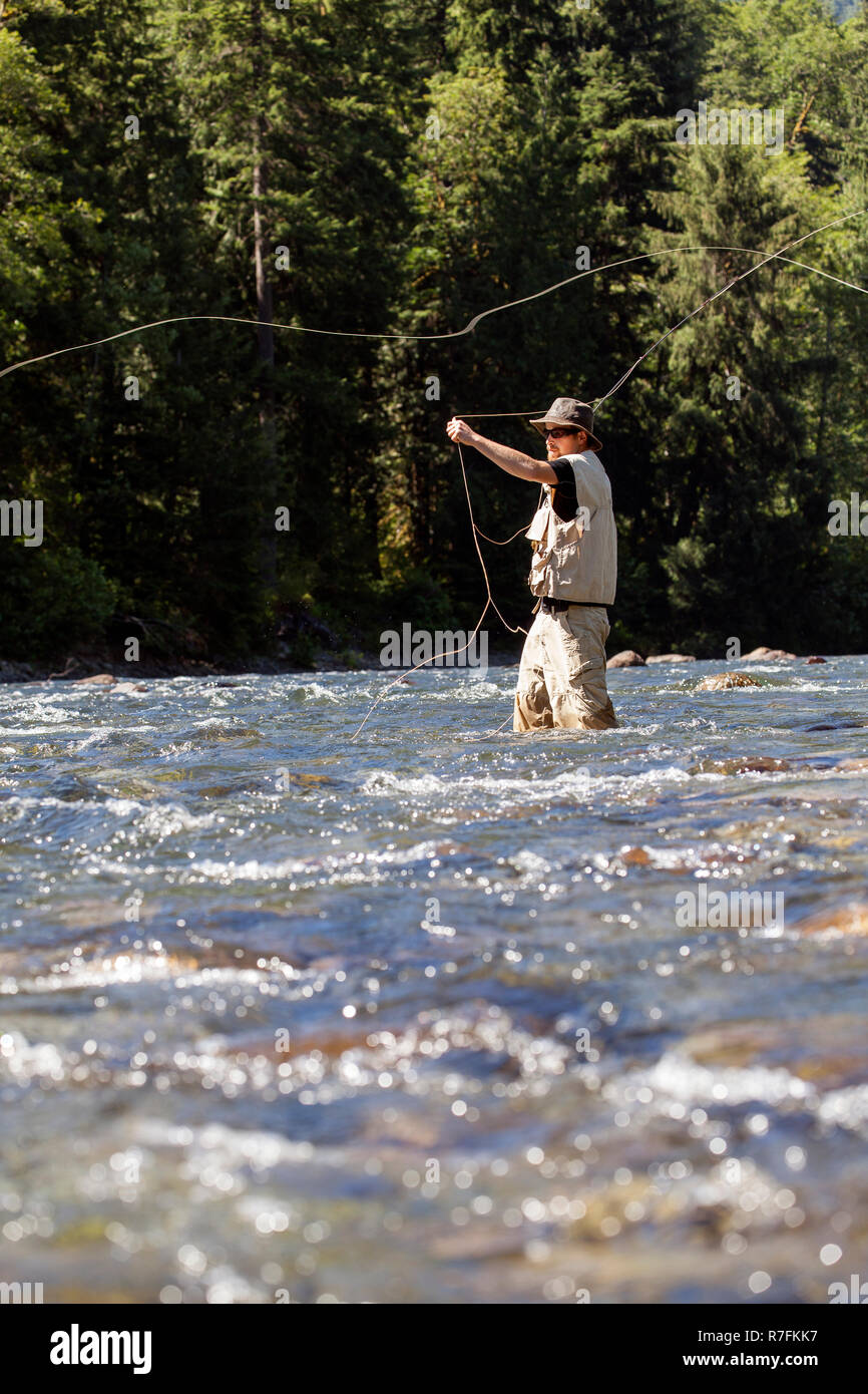 WA09136-00...WASHINGTON - la pesca con la mosca sul Medio Forcella del Fiume Snoqualme vicino a North Bend. (MR# J9) Foto Stock