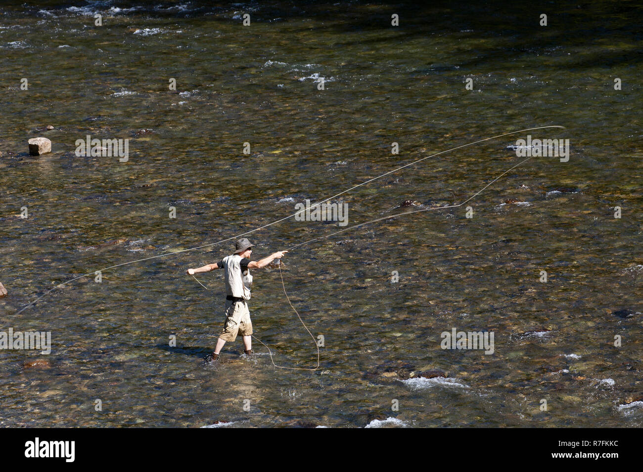 WA09139-00...WASHINGTON - la pesca con la mosca sul Medio Forcella del Fiume Snoqualme vicino a North Bend. (MR# J9) Foto Stock