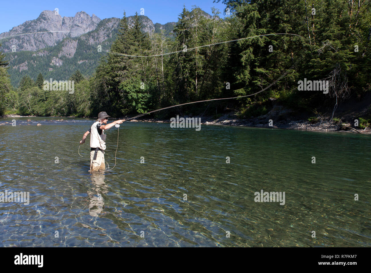 WA09145-00...WASHINGTON - la pesca con la mosca sul Medio Forcella del Fiume Snoqualme vicino a North Bend. (MR# J9) Foto Stock