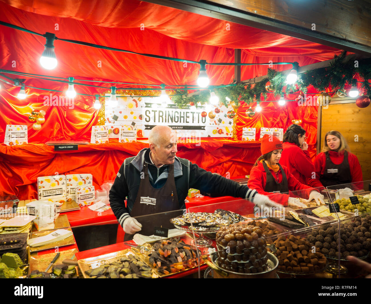 Verona, Italia - 18 Novembre 2018: Natale bancarella vendendo dolci e frutta ricoperti di cioccolato. Foto Stock