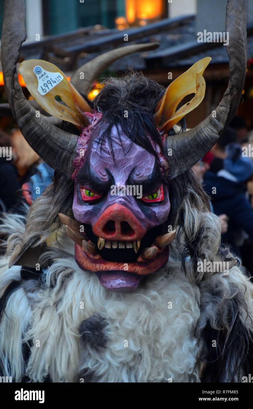 München (Bayern, Deutschland): der traditionelle Krampuslauf in der Innenstadt am 09.12.2018 mit Furcht einflößenden alpenländischen Masken. Foto Stock