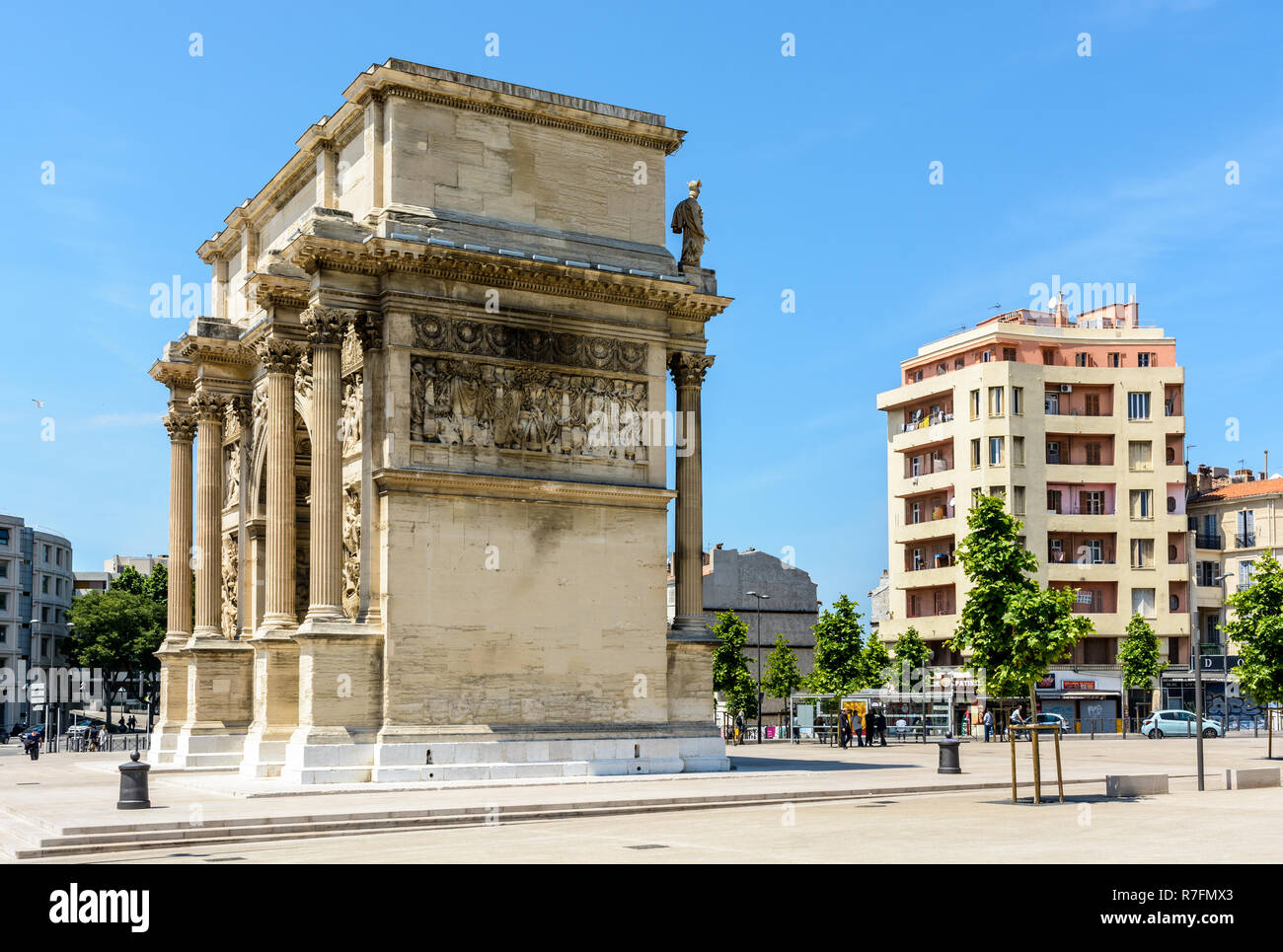 Vista laterale della Porte d'Aix, l'arco trionfale di Marsiglia, Francia, sul luogo Jules Guesde, da una giornata di sole. Foto Stock