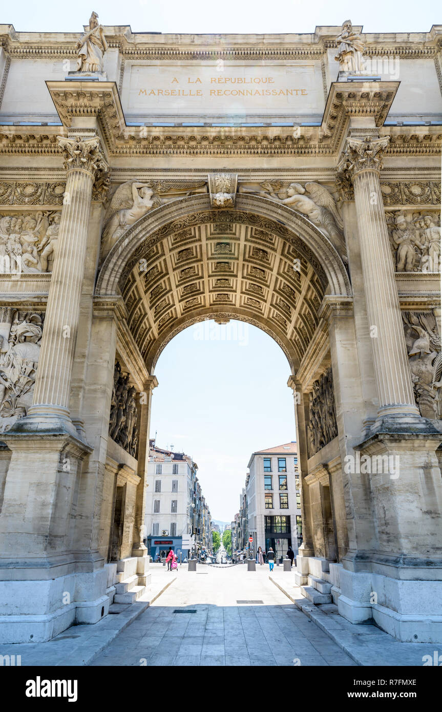Basso angolo vista della facciata nord della Porte d'Aix, l'arco trionfale di Marsiglia, Francia. Foto Stock