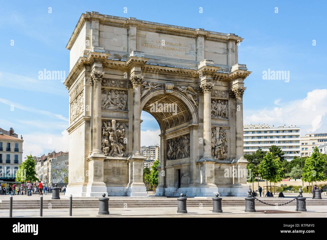 Vista in tre quarti della facciata a sud delle Porte d'Aix, l'arco trionfale di Marsiglia, Francia. Foto Stock
