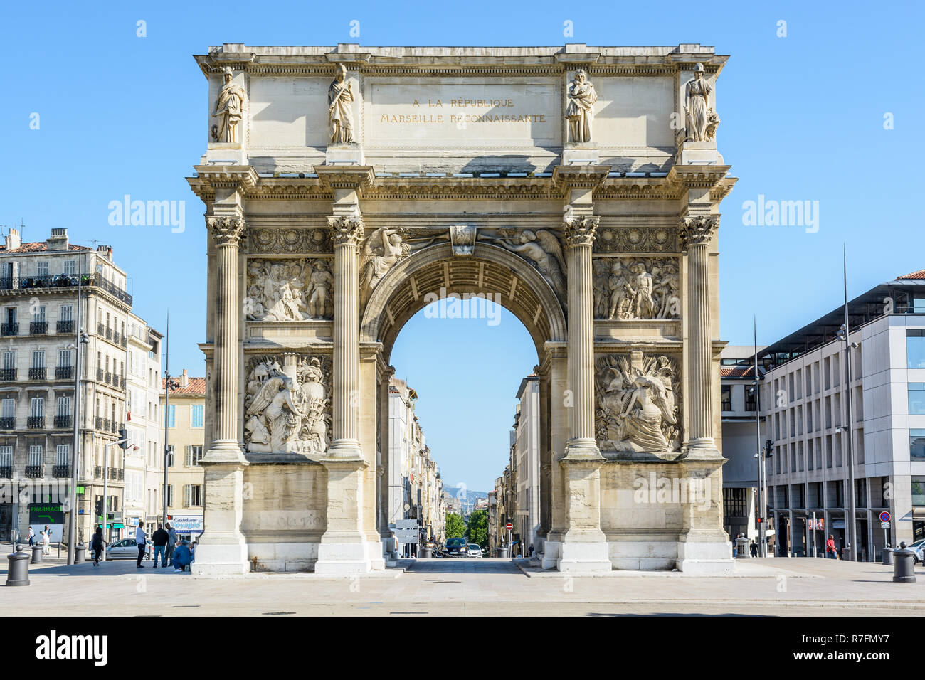 Vista frontale della facciata nord della Porte d'Aix, l'arco trionfale di Marsiglia, Francia. Foto Stock