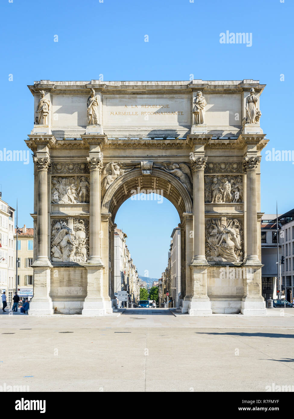 Vista frontale della facciata nord della Porte d'Aix, l'arco trionfale di Marsiglia, Francia. Foto Stock