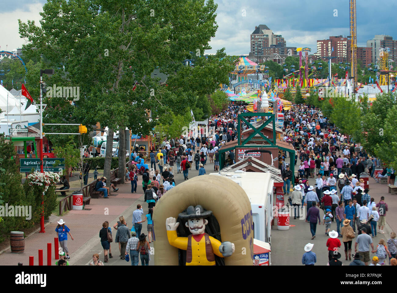 Folla in Stampede Park durante la Calgary Stampede visualizza, Calgary, Alberta, Canada Foto Stock