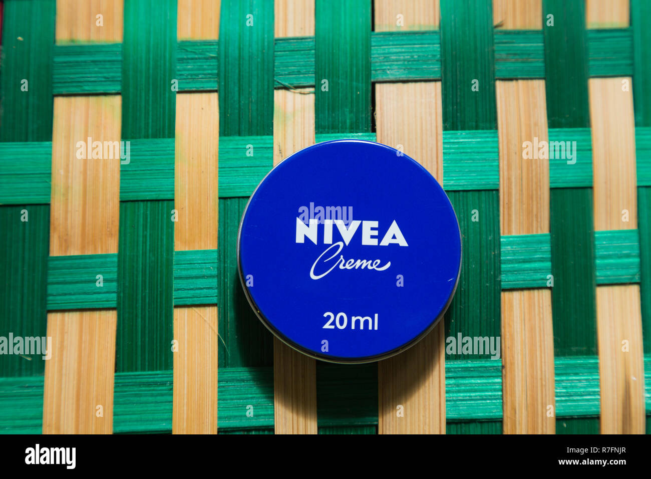 Crema Nivea luogo di stagno in un modello di verde sullo sfondo Foto Stock