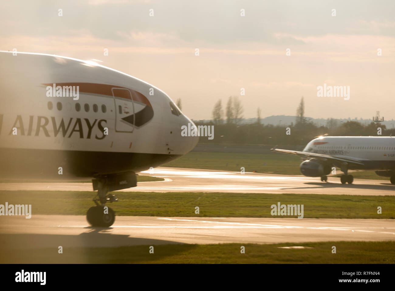 Longford, Regno Unito. Il 21 novembre 2018. Aeroporto di heathrow terminal 5. British Airways aerei a terra in attesa del turno di decollo. C Foto Stock