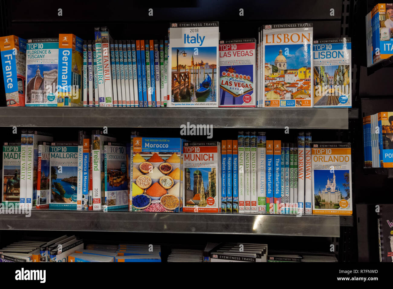 Viaggi e Vacanze guide e libri in WHSmith: informare bookshop, REGNO UNITO Foto Stock