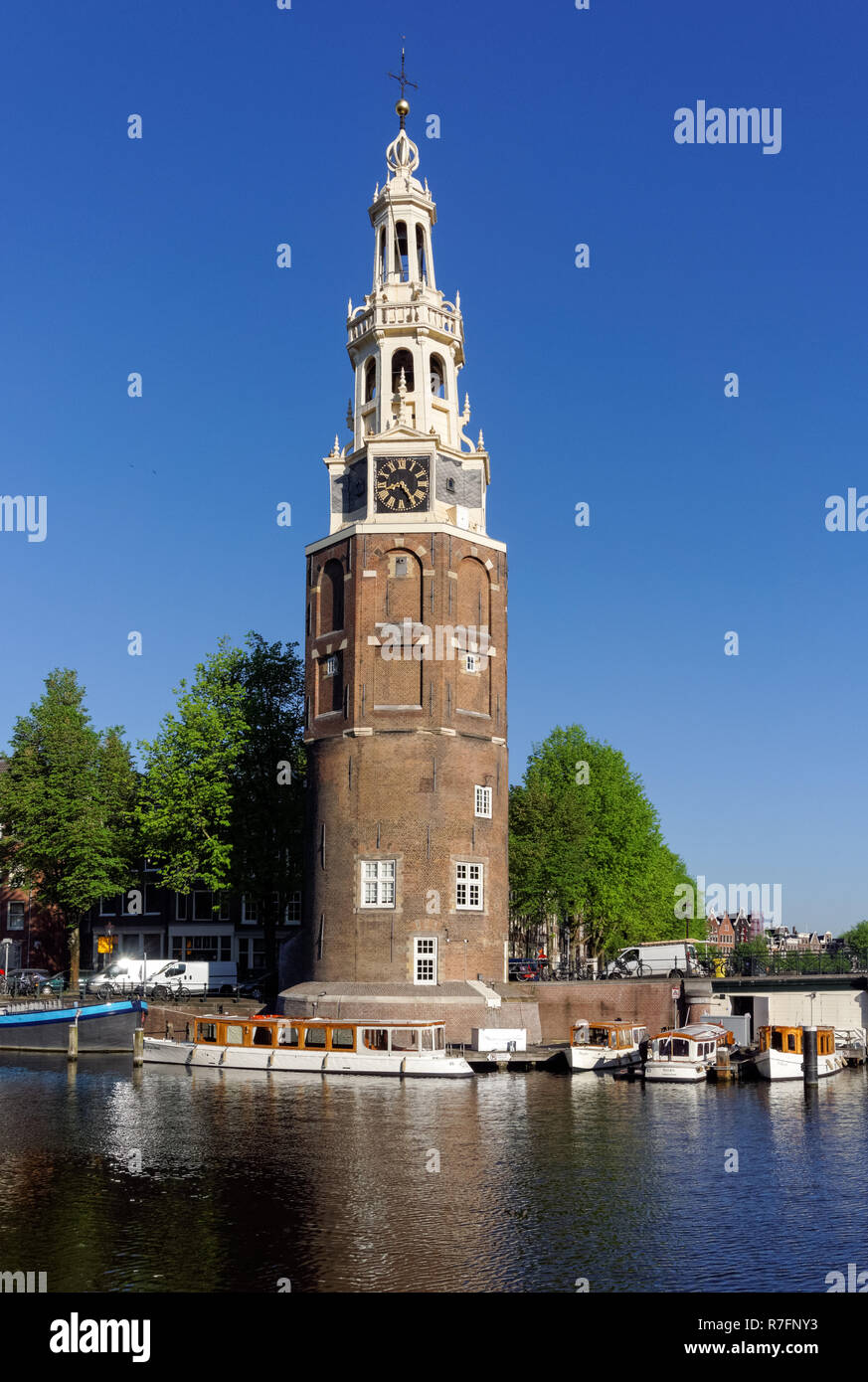 Torre Montelbaanstoren e Oudeschans canal a Amsterdam, Paesi Bassi Foto Stock