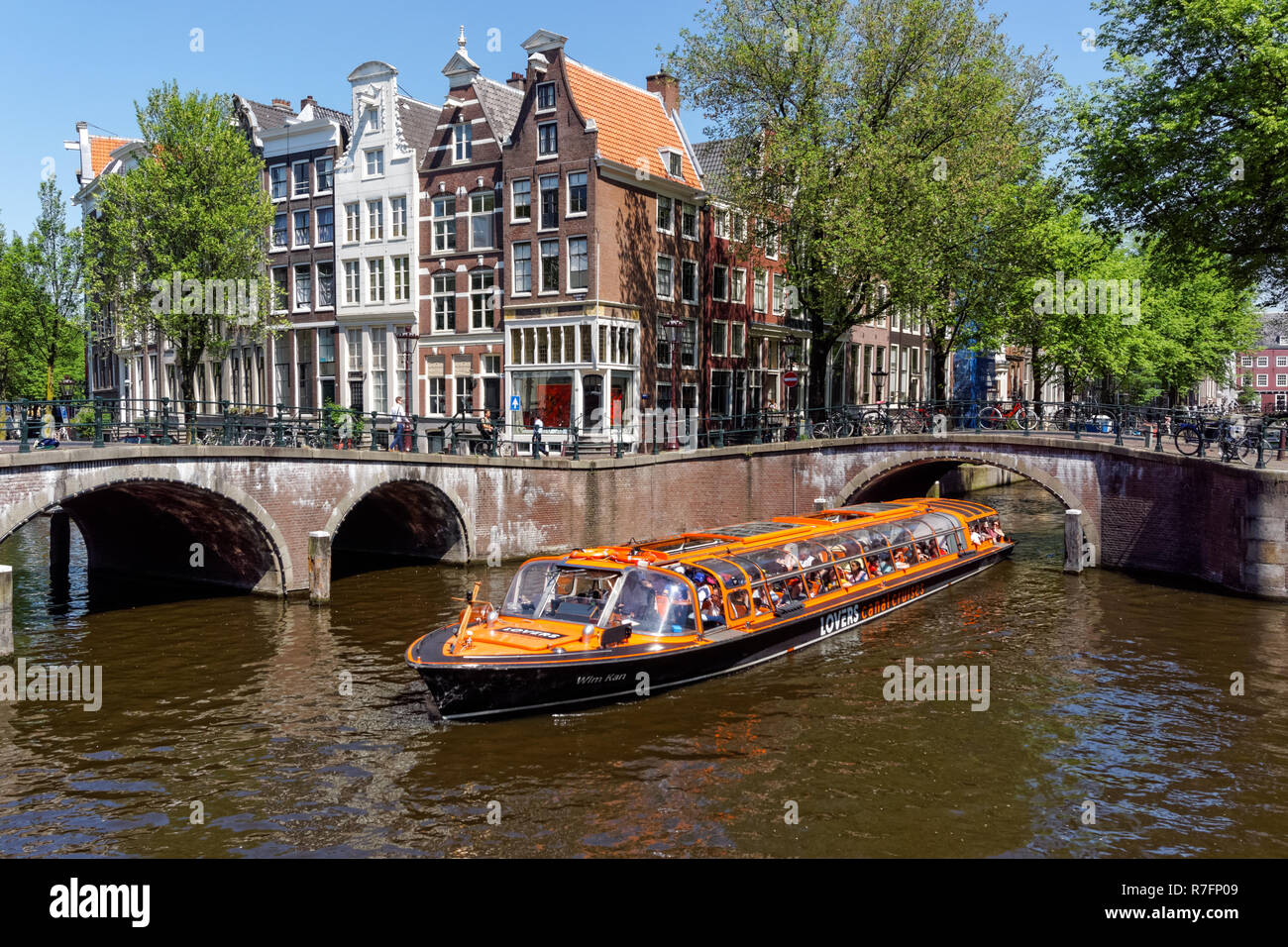 Crociera turistica barca sul canale Keizersgracht in Amsterdam, Paesi Bassi Foto Stock