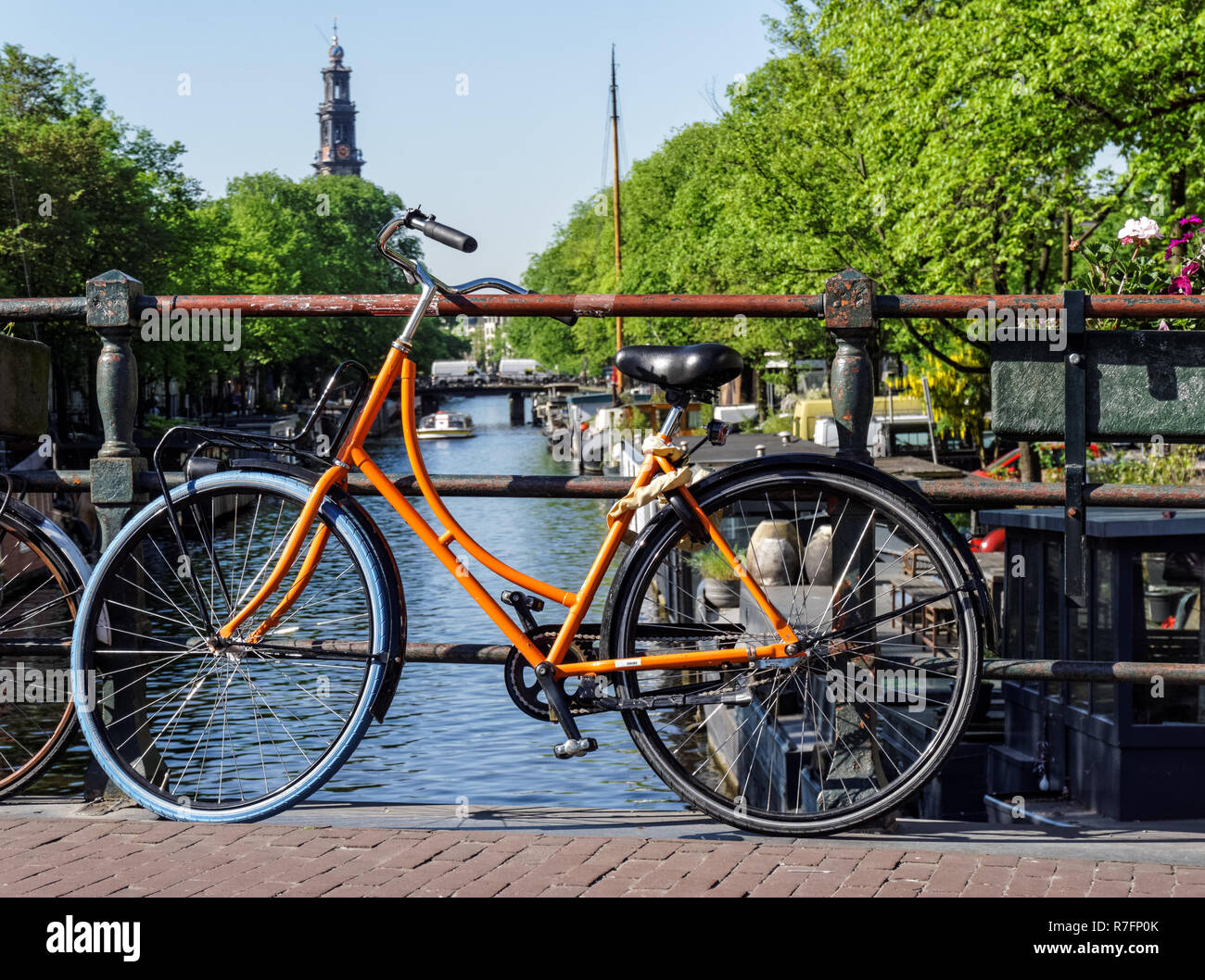 Tradizionale bicicletta olandese parcheggiato su un ponte sul canale di Amsterdam, Paesi Bassi Foto Stock