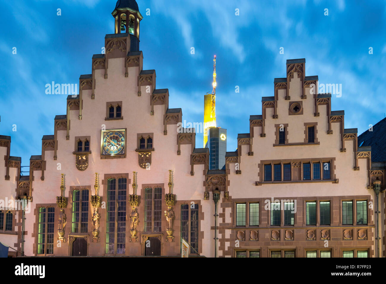 Municipio, facciata di edificio storico , Roemerberg, sfondo Commerbank tower, Frankfurt am Main, Hesse, Germania Foto Stock
