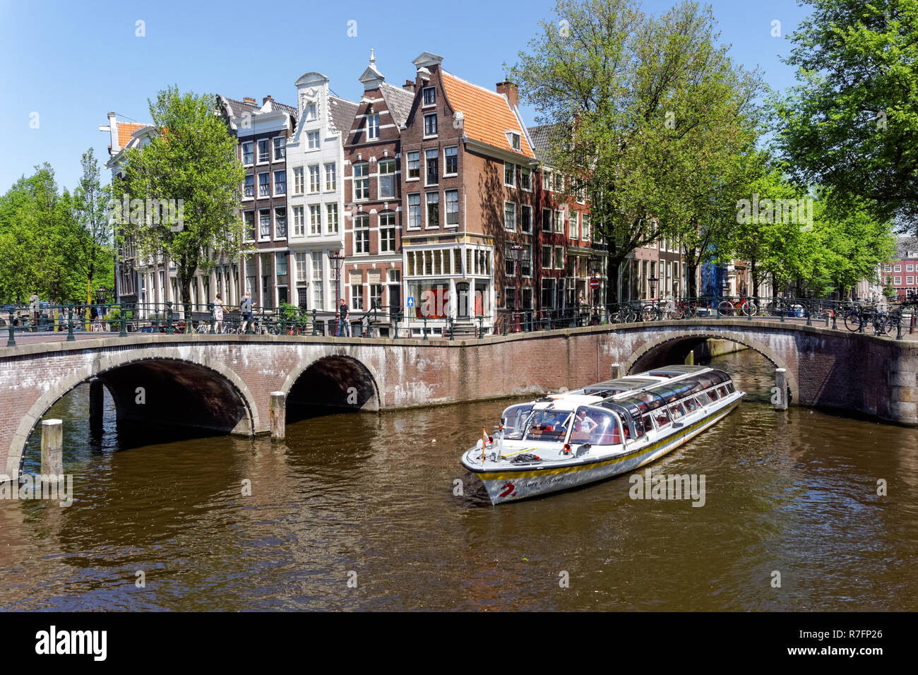 Crociera turistica barca sul canale Keizersgracht in Amsterdam, Paesi Bassi Foto Stock