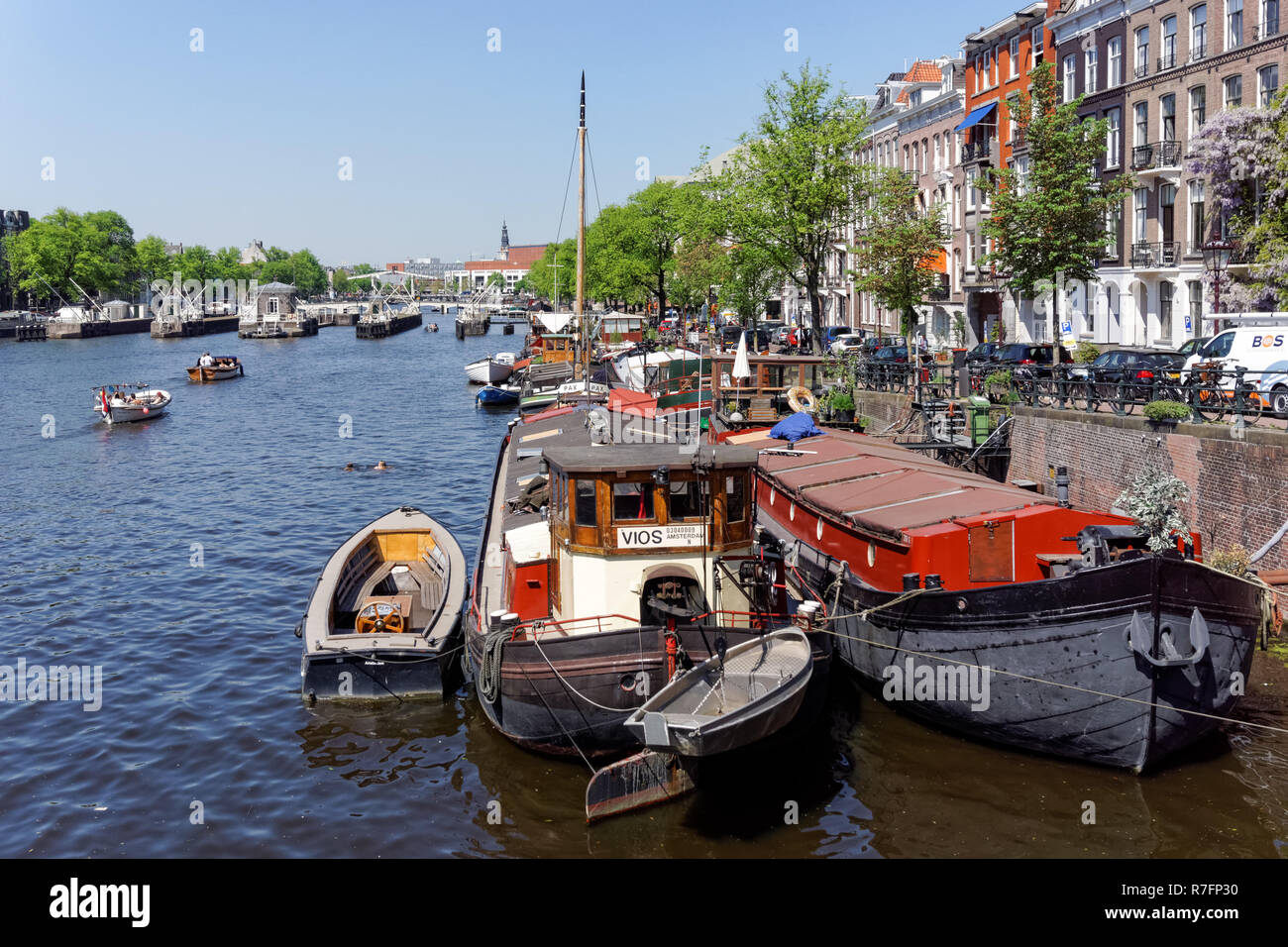 Barche sul fiume Amstel di Amsterdam, Paesi Bassi Foto Stock