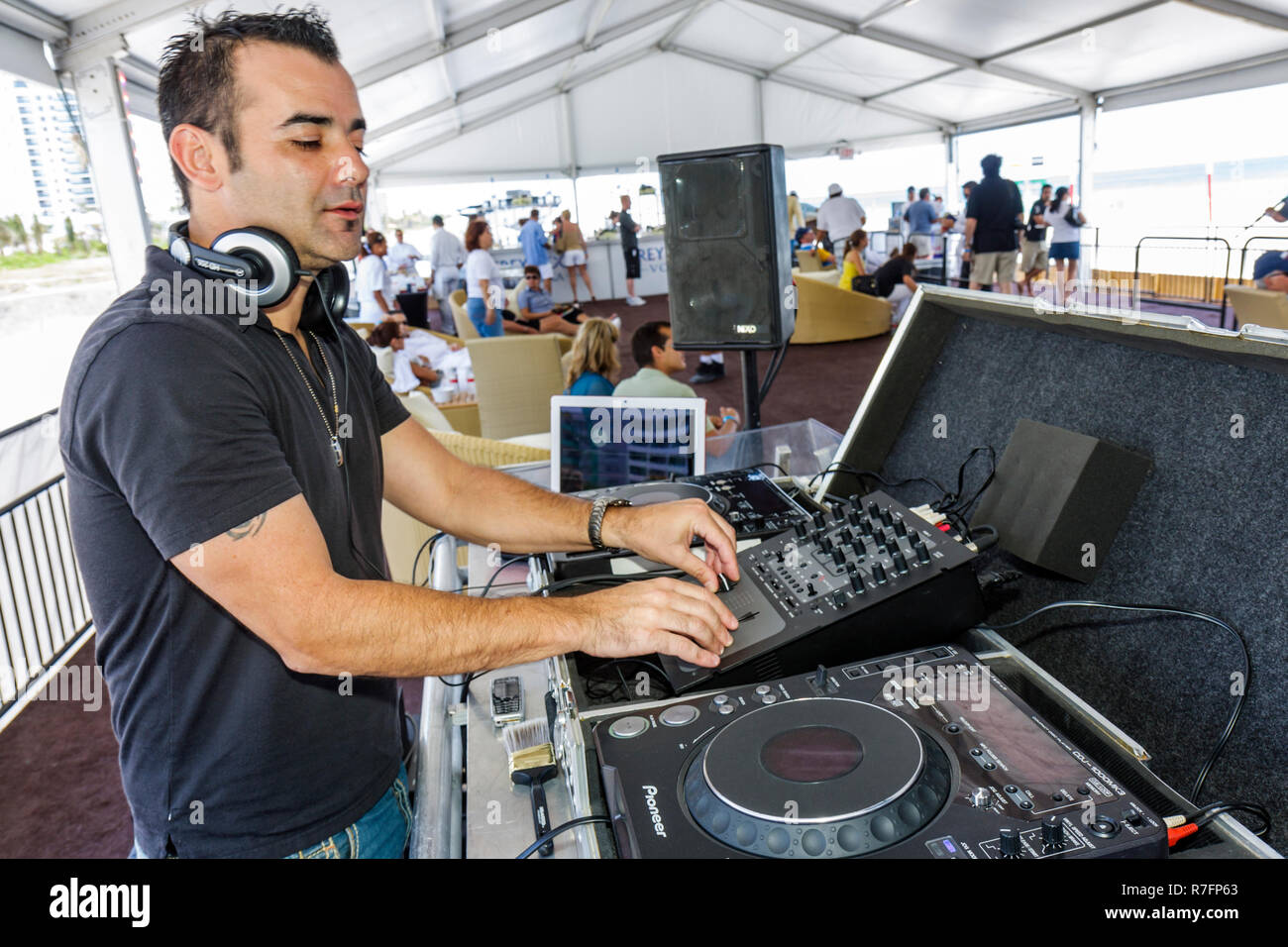 Miami Beach Florida,Polo World Cup matches,sport,torneo,campo di sabbia equestre,VIP,tenda,DJ,uomo ispanico uomini maschio adulti,mixing,musica,entertai Foto Stock