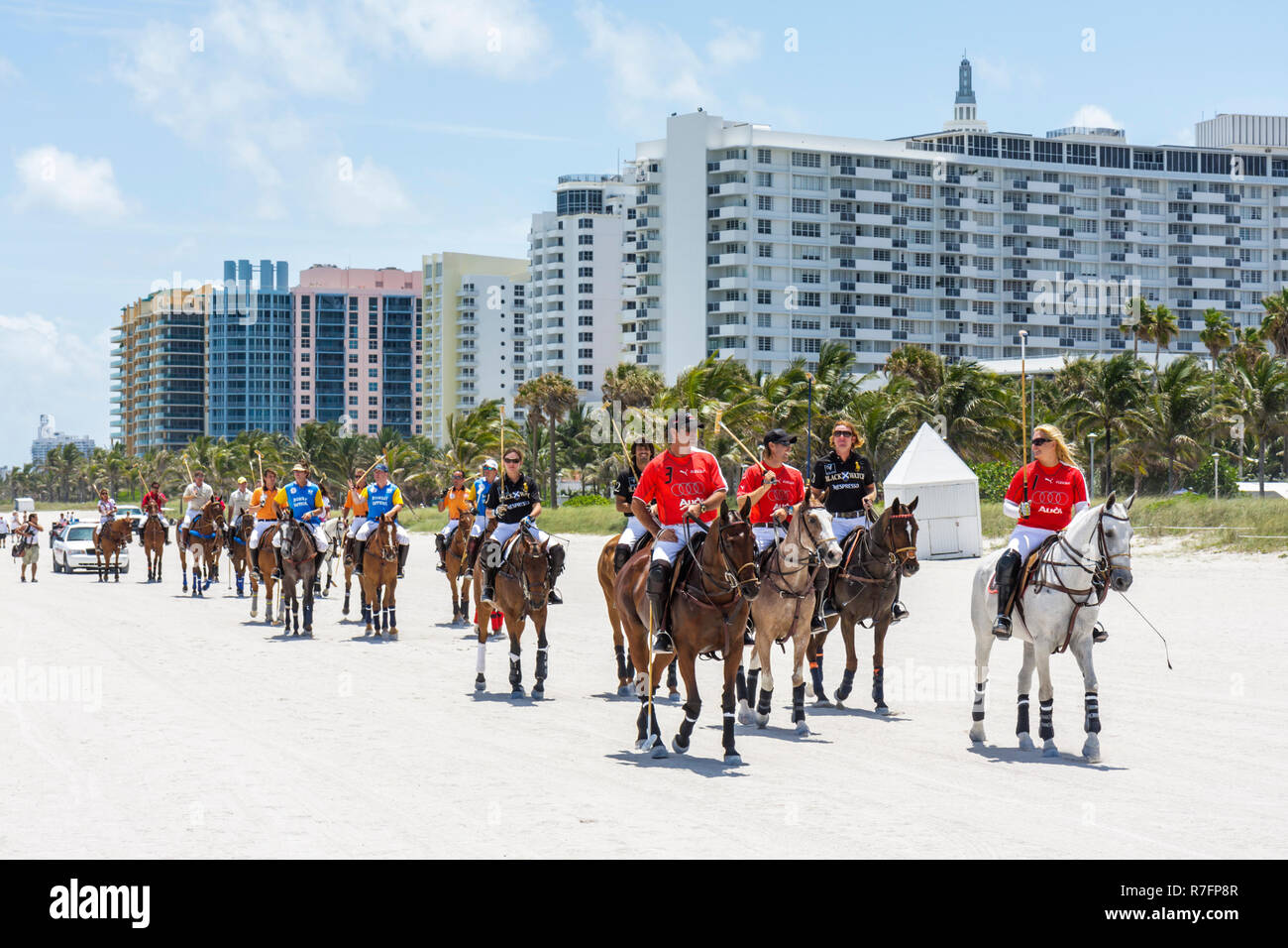 Miami Beach Florida,Polo World Cup matches,sport,torneo,campo di sabbia equestre,fronte oceano,edificio,grattacieli grattacieli di alto livello edificio Foto Stock