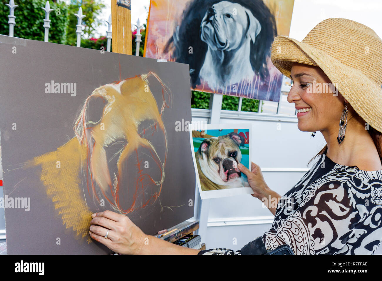 Miami Florida,Biscayne Boulevard Historic District,Cinco de MIMO Festival,evento comunitario,artista,pittura,pastello,ritratto,cani da cane,bulldog,visitatori tr Foto Stock