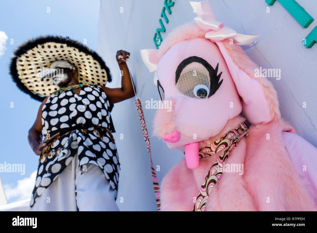 Miami Florida, MIMO Historic District, Biscayne Boulevard, eventi di quartiere, Cinco de MIMO Festival, Pink Pooch Parade, uomo uomini maschio adulti, stilt wa Foto Stock