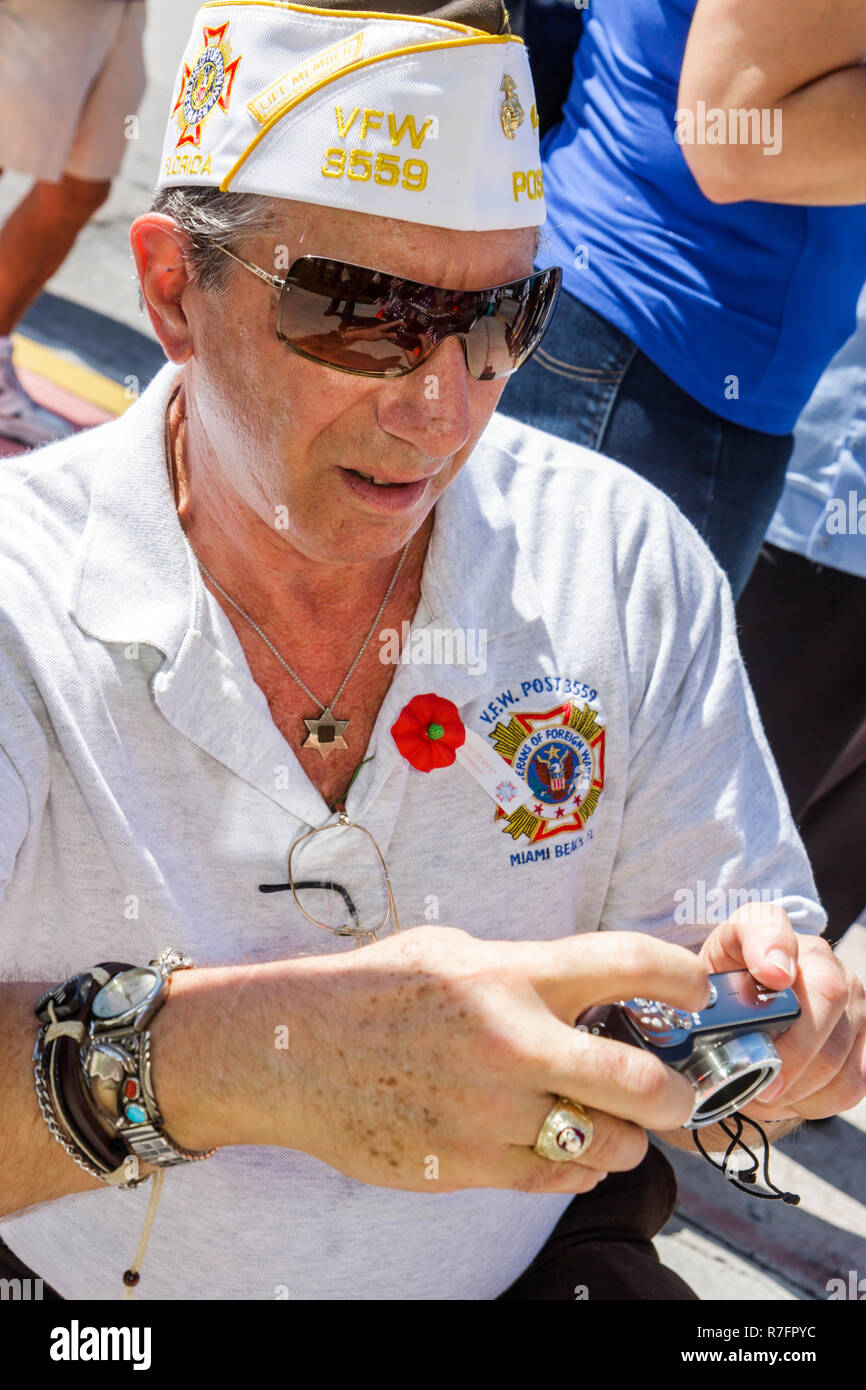 Miami Beach Florida, stazione di polizia, cerimonia del Memorial Day, festa federale, ricordare, onore, veterano di guerra, militare, uomo uomini maschio adulti, prendendo digitale Foto Stock