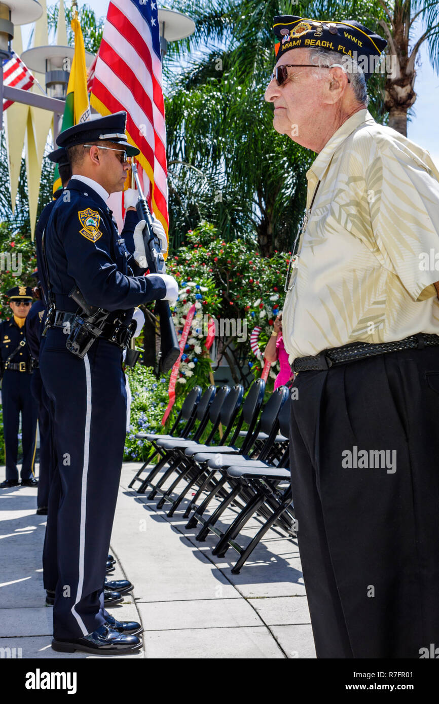 Miami Beach Florida, Miami Beach, stazione di polizia, cerimonia del Memorial Day, festa federale, ricordare, onore, Color Guard, veterano, seconda guerra mondiale, uomo uomini maschio adulti Foto Stock