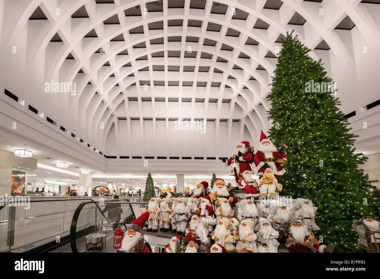 Galeria Kaufhof , albero di Natale, Department Store , atrio, architettura moderna, Alexanderplatz Berlino Foto Stock