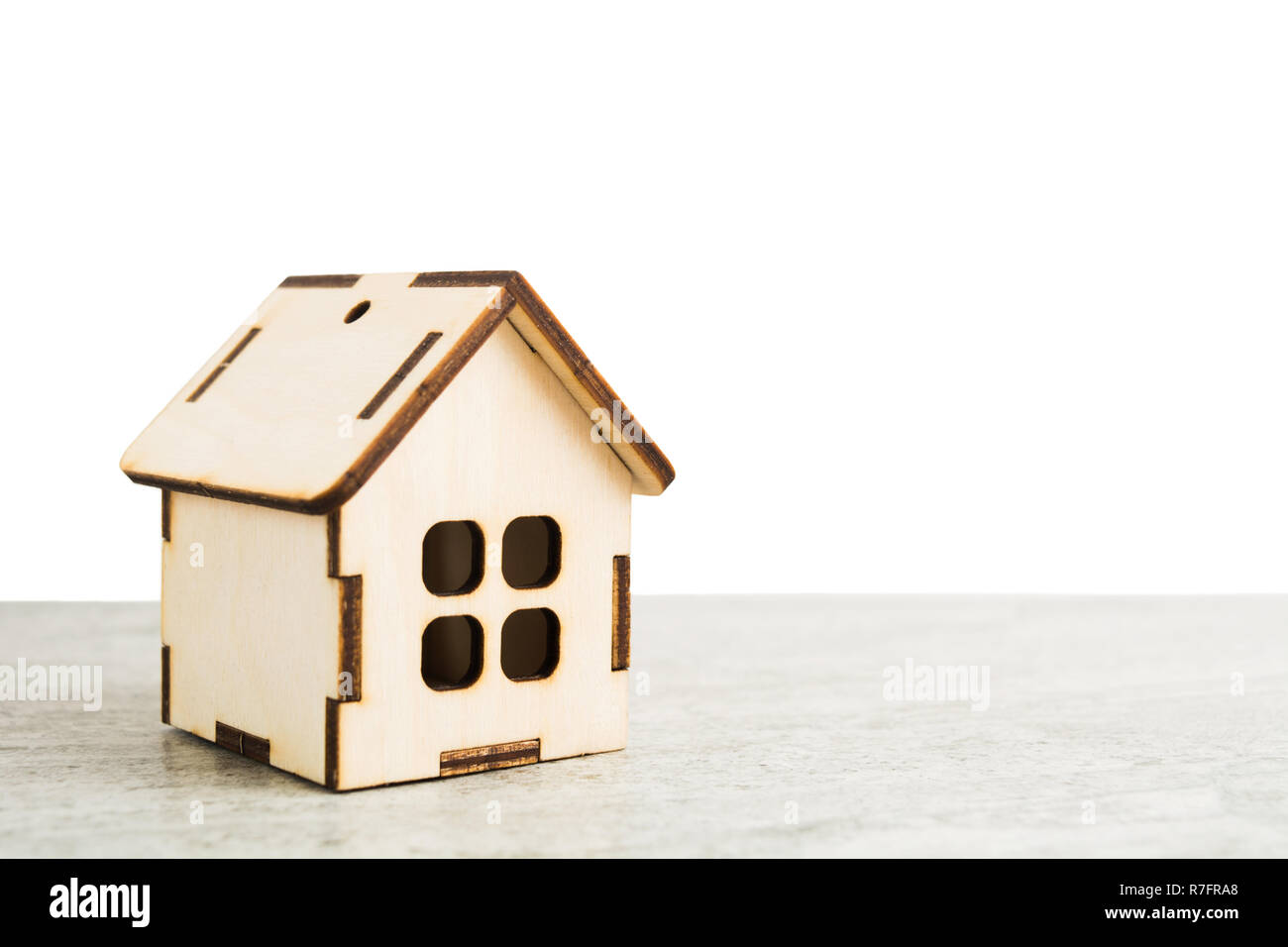 Toy casa in legno su uno sfondo grigio con sfondo isolato, business concetto Casa Foto Stock