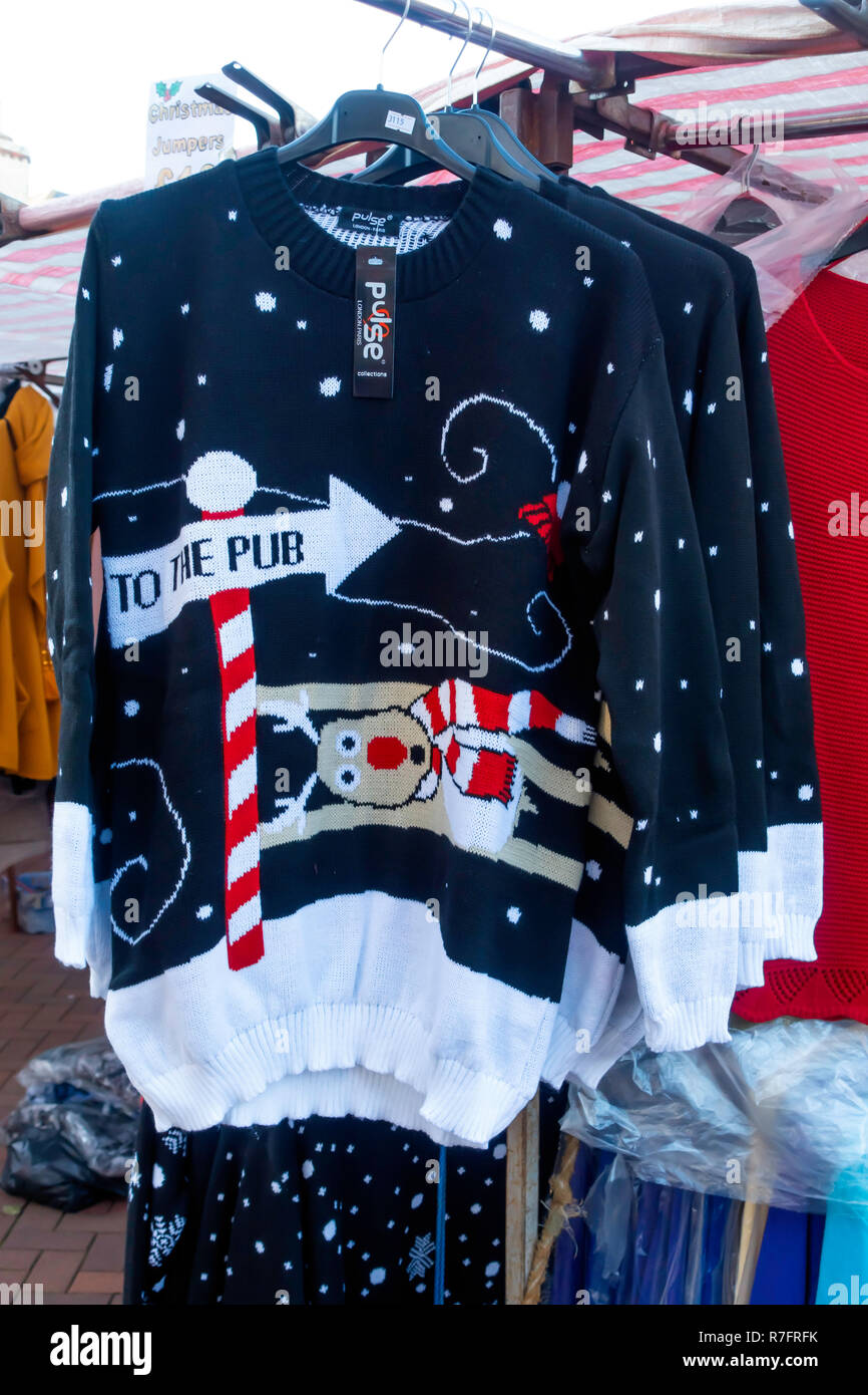 Mercato di Natale di stallo novità vendita in maglia nera con ponticello 'al pub' e schemi di renne Foto Stock
