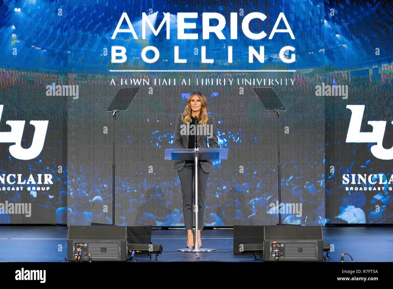 U.S prima signora Melania Trump offre un commento a un oppioide Municipio incontro a Liberty University Novembre 28, 2018 in Lynchburg, Virginia. Foto Stock