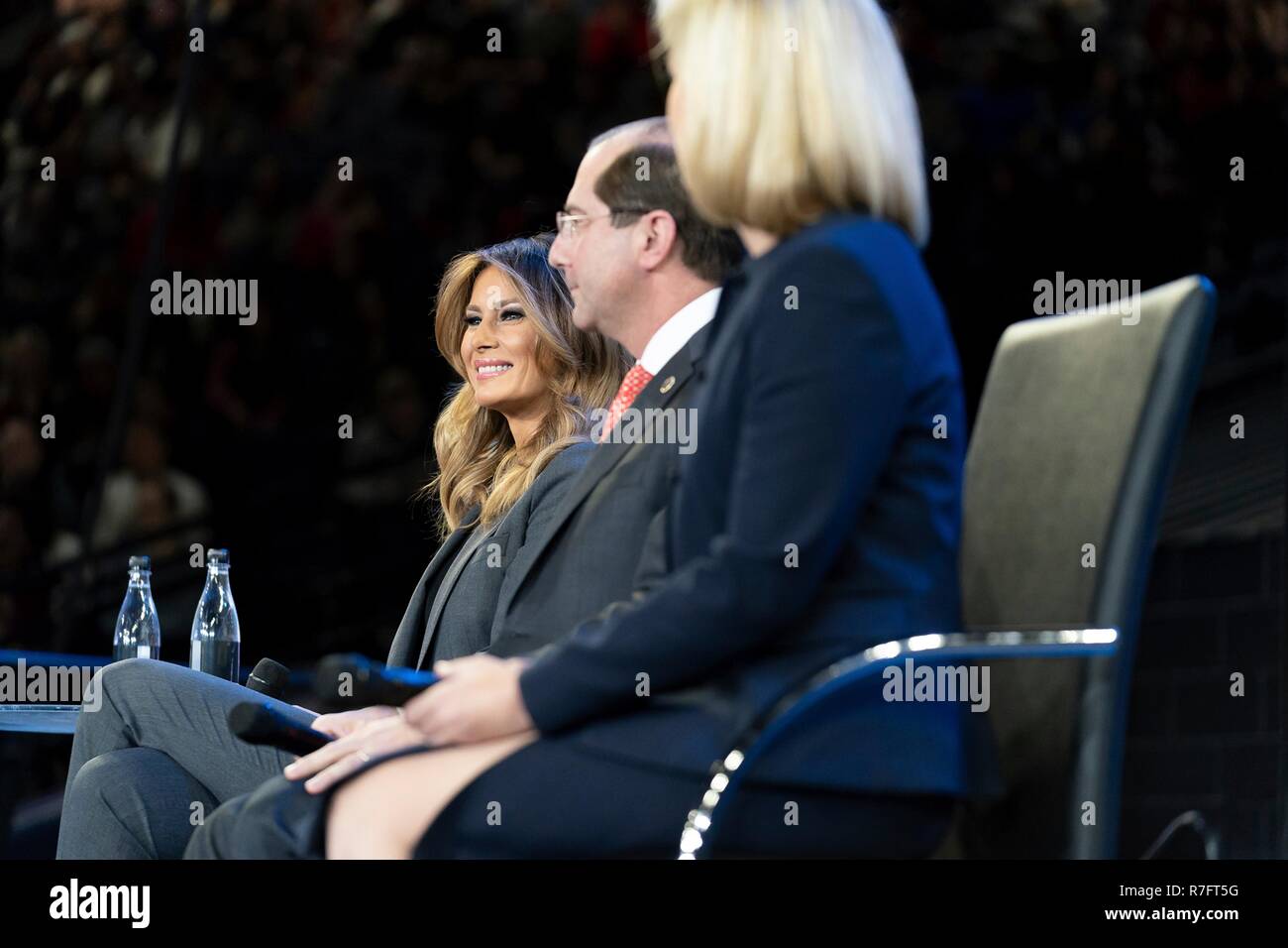 U.S prima signora Melania Trump, sinistra, partecipa a una discussione con il Segretario HHS Alex Azar, centro e Homeland Security Segretario Kirstjen Nielsen, a destra in corrispondenza di un oppioide Municipio incontro a Liberty University Novembre 28, 2018 in Lynchburg, Virginia. Foto Stock