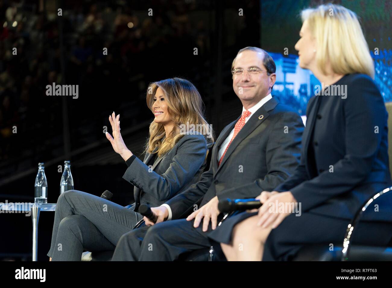 U.S prima signora Melania Trump, sinistra, partecipa a una discussione con il Segretario HHS Alex Azar, centro e Homeland Security Segretario Kirstjen Nielsen, a destra in corrispondenza di un oppioide Municipio incontro a Liberty University Novembre 28, 2018 in Lynchburg, Virginia. Foto Stock