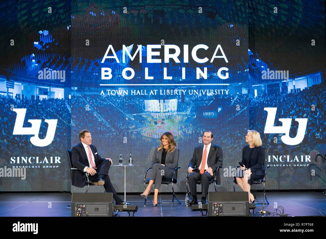 U.S prima signora Melania Trump partecipa a una discussione con moderatore Eric Bolling, sinistra, HHS Segretario Alex Azar e Homeland Security Segretario Kirstjen Nielsen, a destra in corrispondenza di un oppioide Municipio incontro a Liberty University Novembre 28, 2018 in Lynchburg, Virginia. Foto Stock