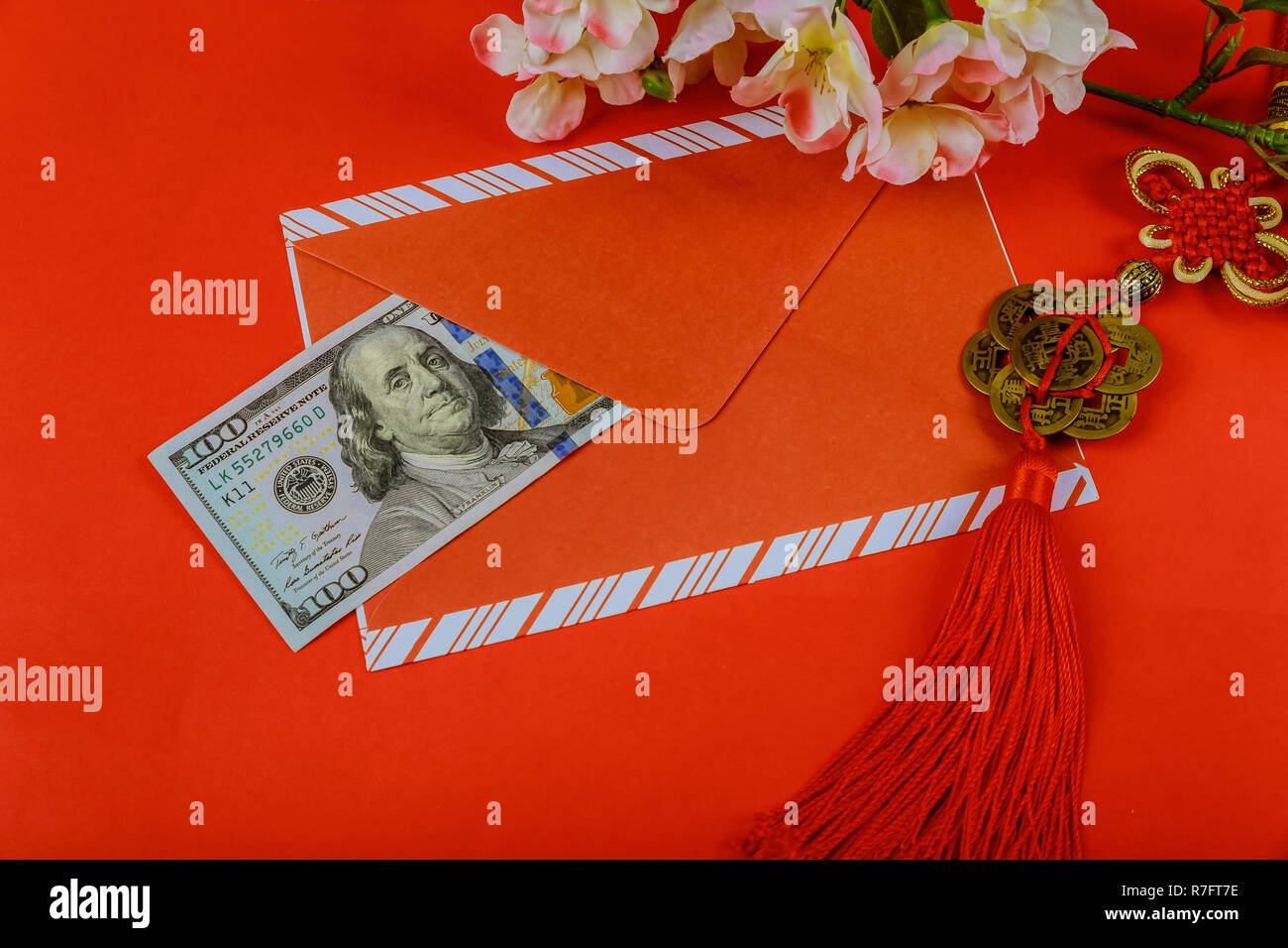 Busta rossa con il dollaro per il nuovo anno cinese bonus in sfondo rosso,Felice anno nuovo cinese concept Foto Stock