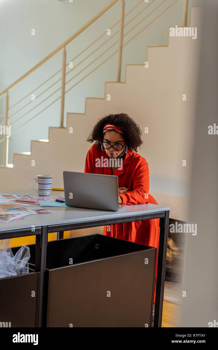 Occupato attraente razza mista femmina di spendere il tempo di lavoro Foto Stock