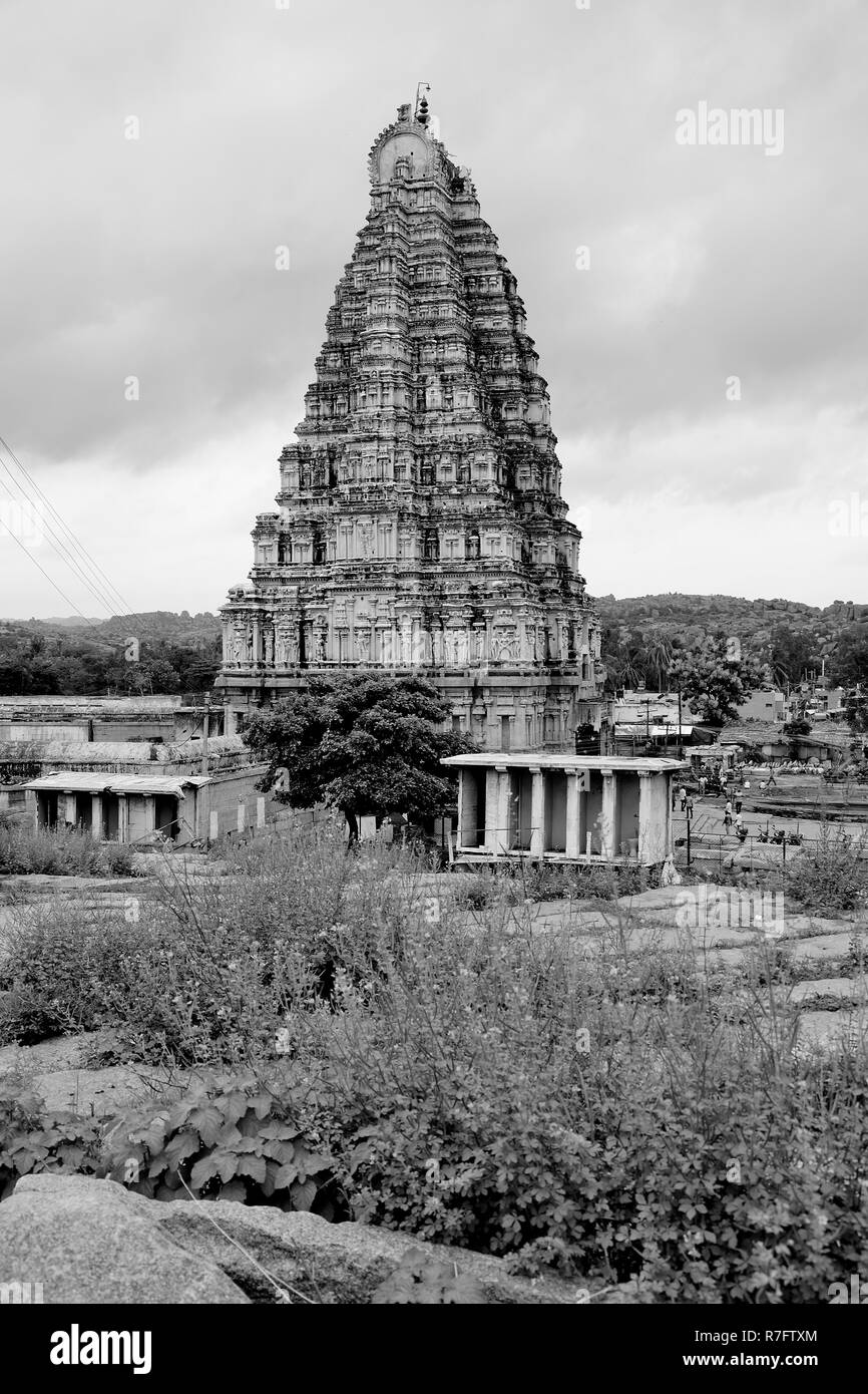 Splendidamente scolpito Tempio Virupaksha, situato in Hampi, Ballari district, Karnataka, India Foto Stock