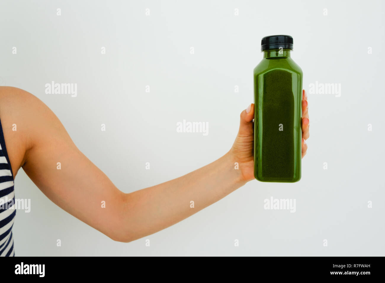 Persona, donna femmina, caucasica, singolo, lifestyle, azienda, mostrando, corpo, consapevole, scelta, concetto, la salute, la dieta e le abitudini di pasto, wellness, smoothie Foto Stock