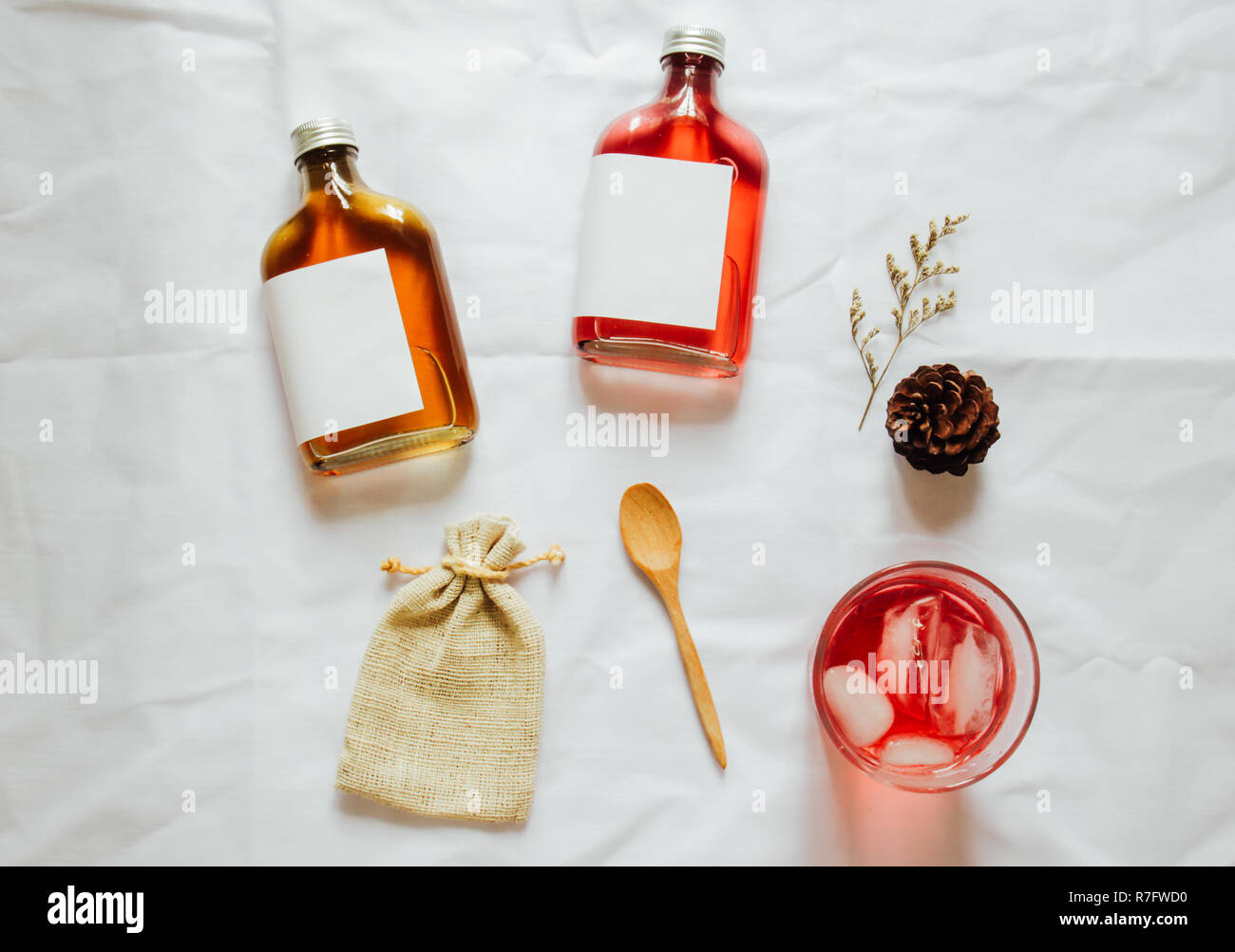 Cold brew tea branding mockup identità con un bicchiere di tè freddo Foto Stock