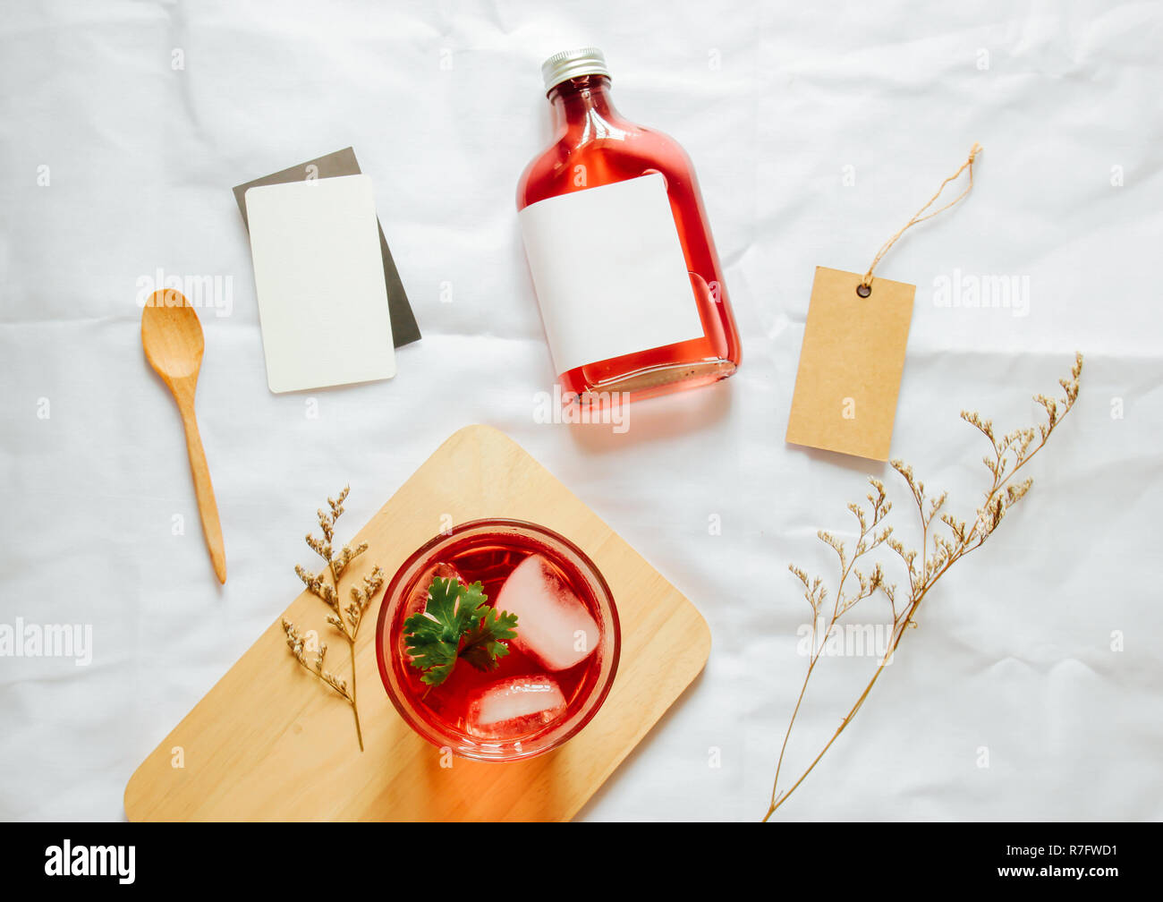 Cold brew tea branding mockup insieme con un bicchiere di tè freddo e scheda tag Foto Stock