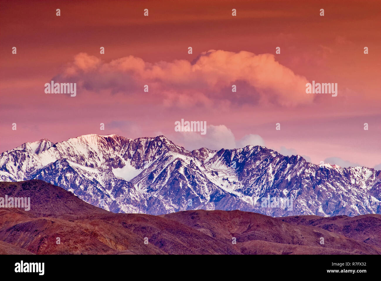 Fenomeno Alpenglow prima del tramonto su Eastern Sierra Nevada mountain range, Alabama Hills in primo piano, in inverno vicino a Lone Pine, CALIFORNIA, STATI UNITI D'AMERICA Foto Stock