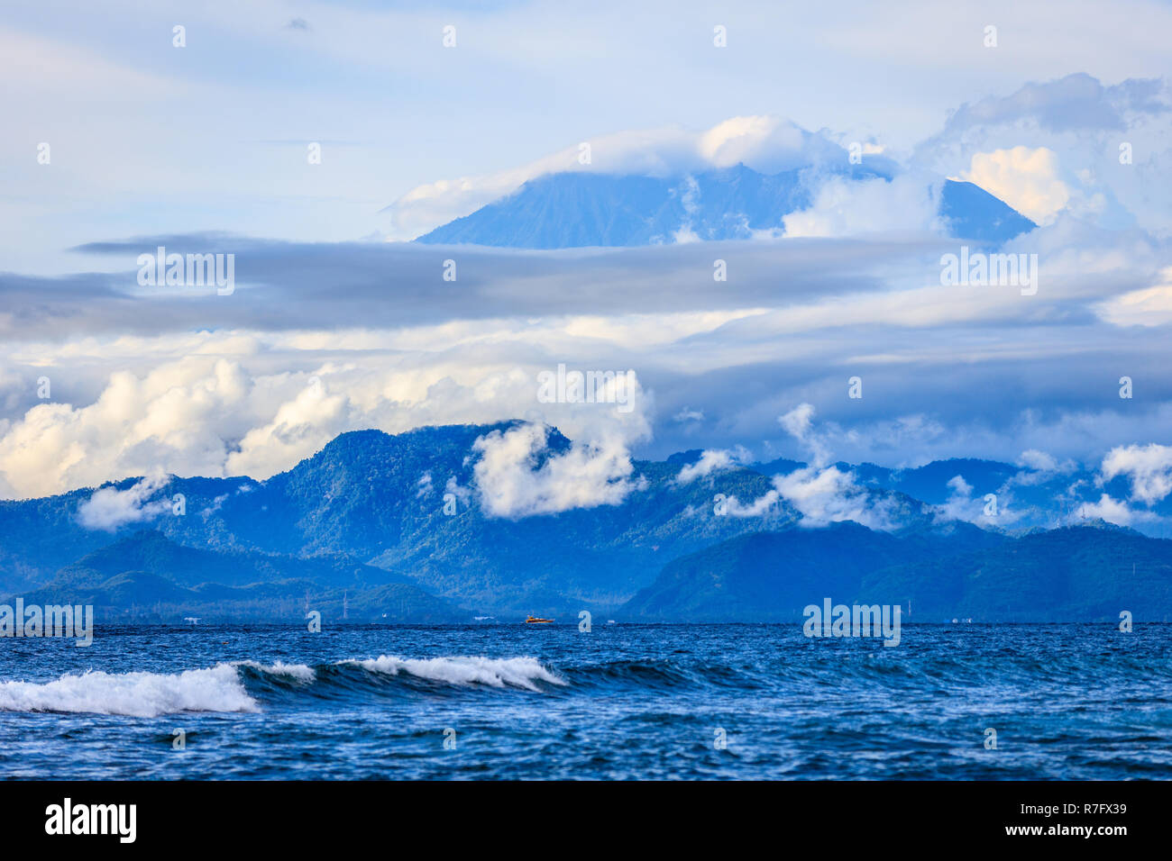 Vista di Gunung Agung vulcano su Bali dal fungo Bay, Nusa Lembongan, Indonesia Foto Stock