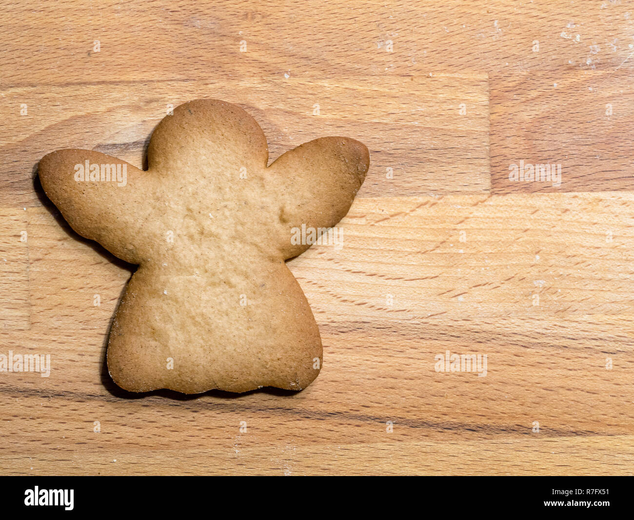 Natale gingerbread angel-forma cookie collocato sul pannello di legno Foto Stock