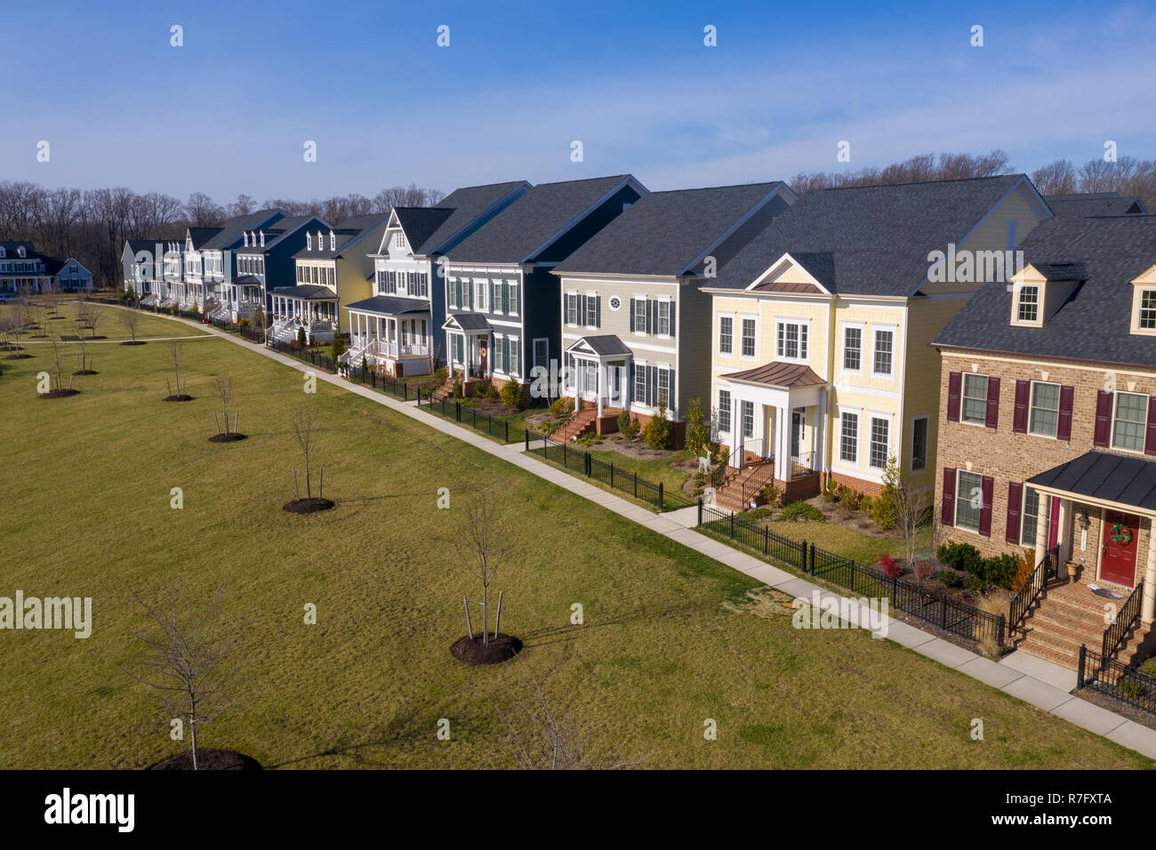 Vista aerea della tipica classe superiore singolo americano famiglia immobili case con rivestimento di vinile e facciata in mattone nella costa est degli Stati Uniti Foto Stock