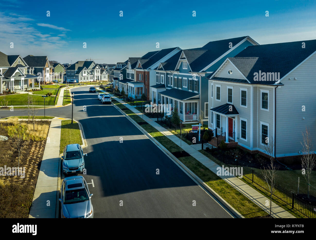 Vista aerea della tipica classe superiore singolo americano famiglia immobili case con rivestimento di vinile e facciata in mattone nella costa est degli Stati Uniti Foto Stock