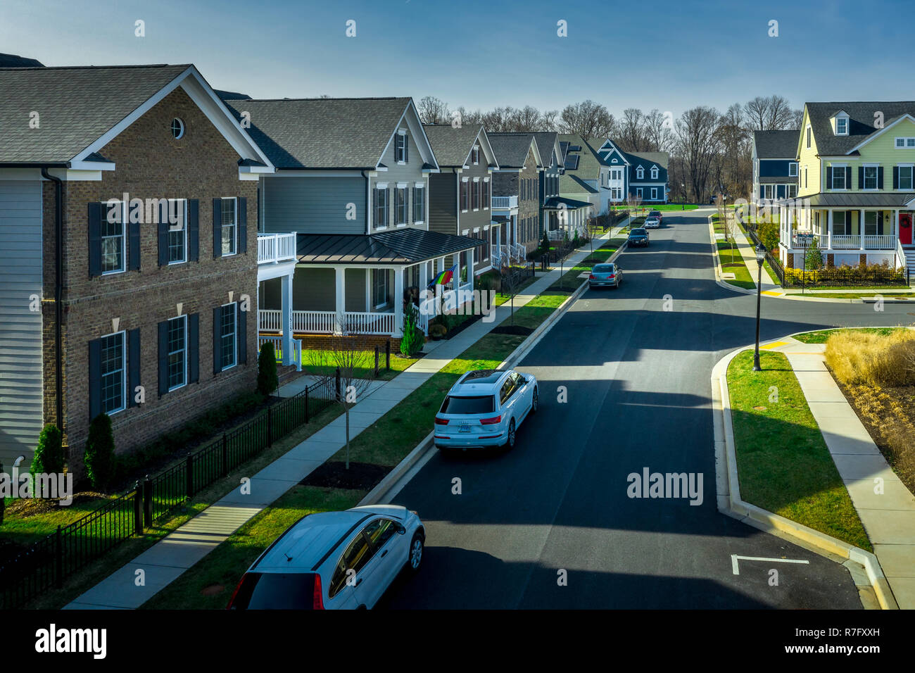 Vista aerea della tipica classe superiore singolo americano famiglia immobili case con rivestimento di vinile e facciata in mattone nella costa est degli Stati Uniti Foto Stock