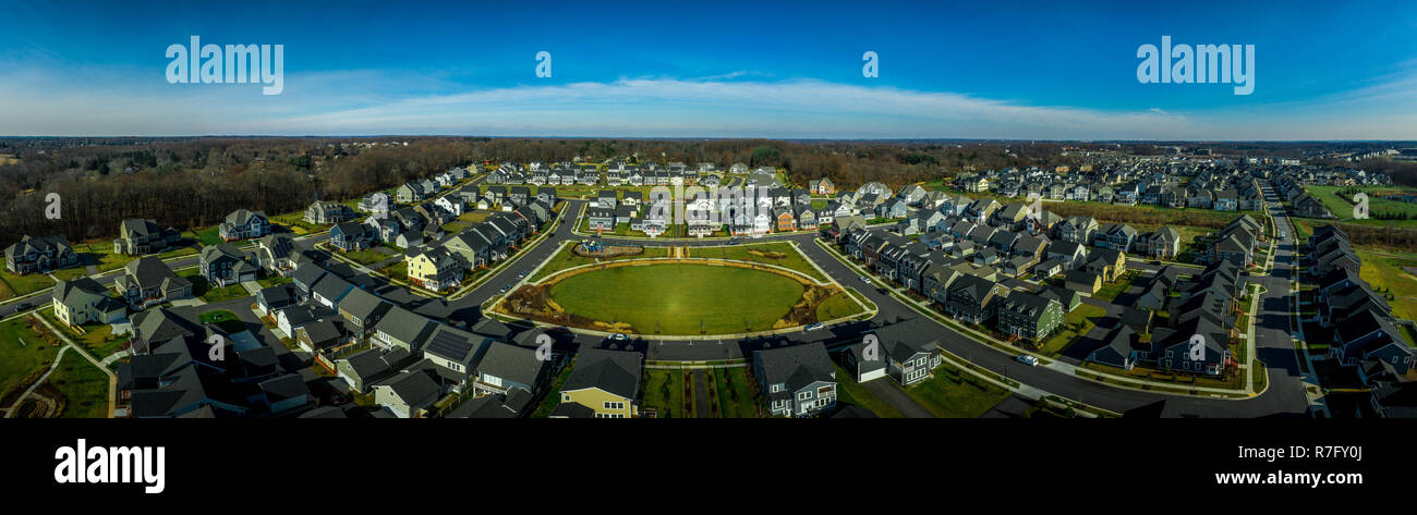 Vista aerea del tipico americano medio alta classe unica famiglia home comunità suburbane nella costa est degli Stati Uniti con rivestimento di vinile Foto Stock