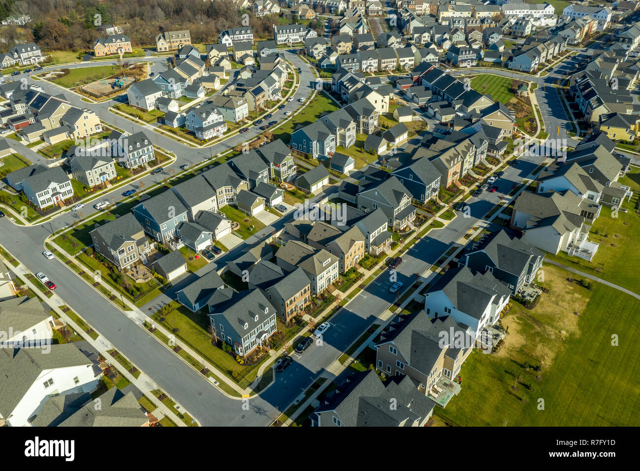 Vista aerea del tipico americano medio alta classe unica famiglia home comunità suburbane nella costa est degli Stati Uniti con rivestimento di vinile Foto Stock