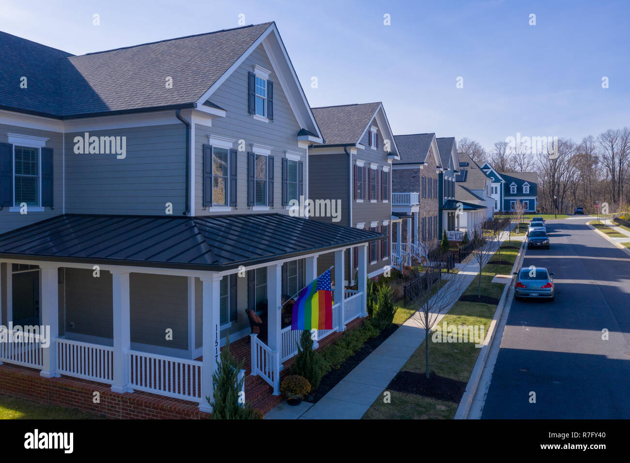 Vista aerea del tipico americano Immobiliare singola coloniale casa familiare con bandiera arcobaleno Foto Stock