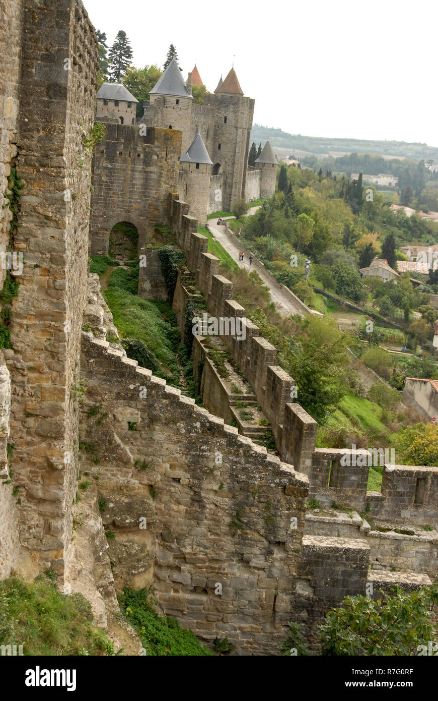 Carcassonne è uno storico francese cittadina collinare con il suo castello medievale fortificato completare con le strette stradine in ciottoli e abitazioni di dep Foto Stock